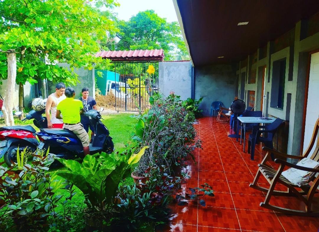 Rustic House Hostel モヨガルパ エクステリア 写真